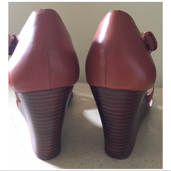 VINCE CAMUTO WEDGES - Picture 6 of 8